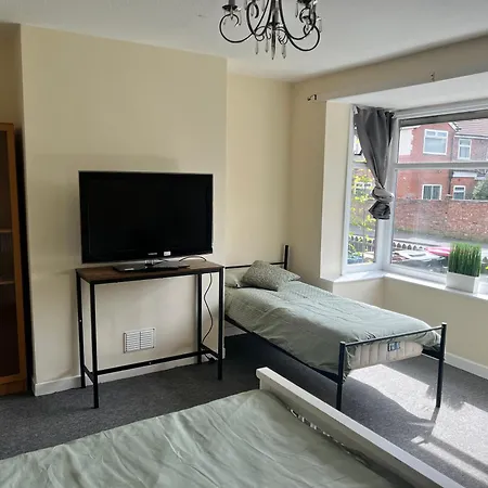 Spacious House Close To Central Manchester With Free Parking Exterior photo