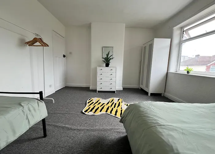 Spacious House Close To Central Manchester With Free Parking