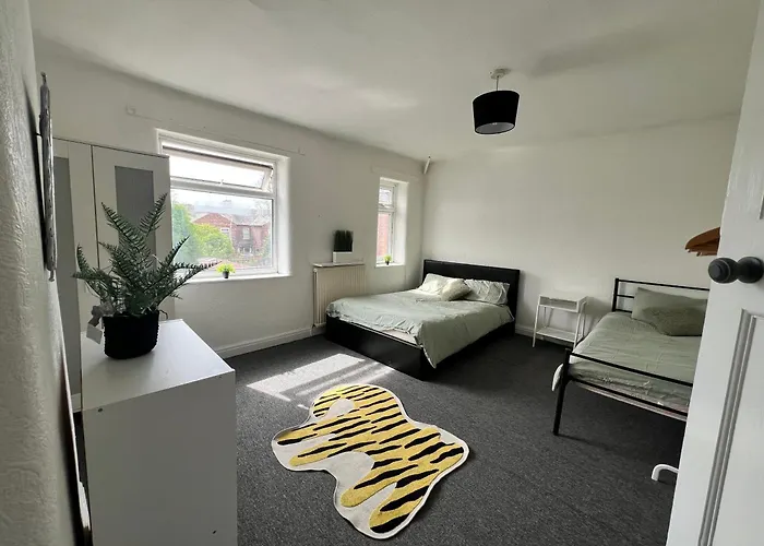 Spacious House Close To Central Manchester With Free Parking