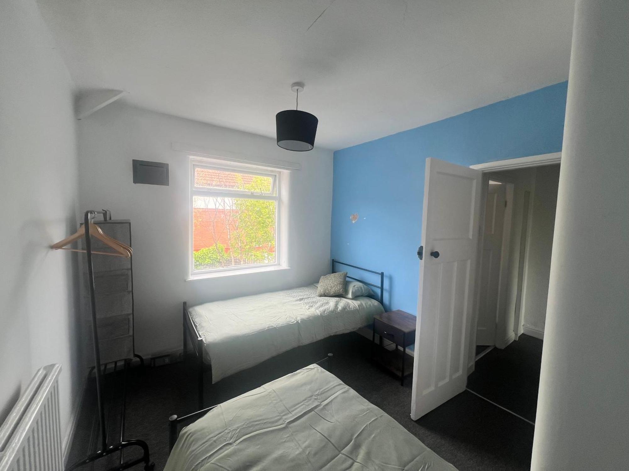 Spacious 3 Bed House Close To With Free Parking Holiday home