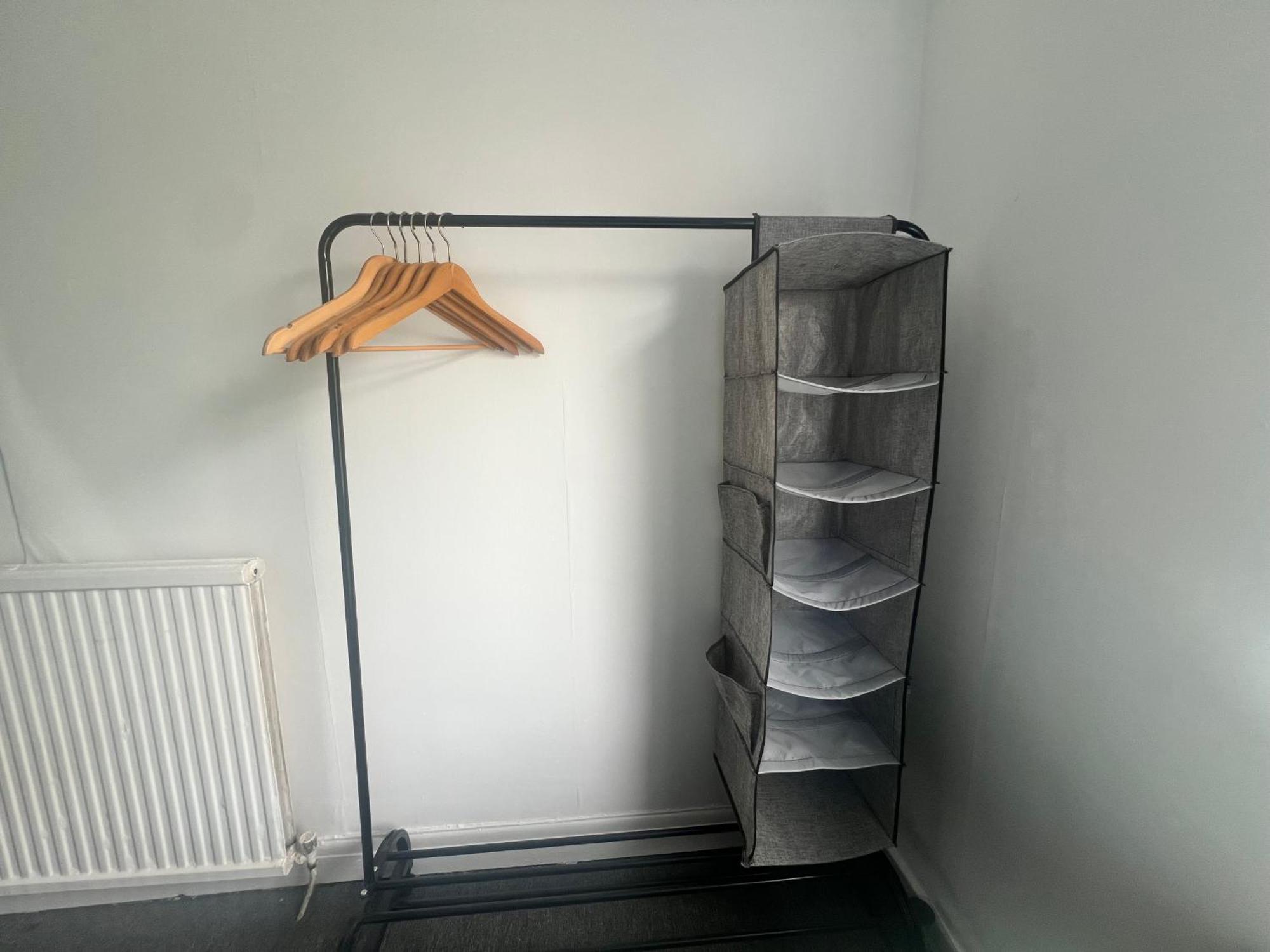 Spacious House Close To With Free Parking *