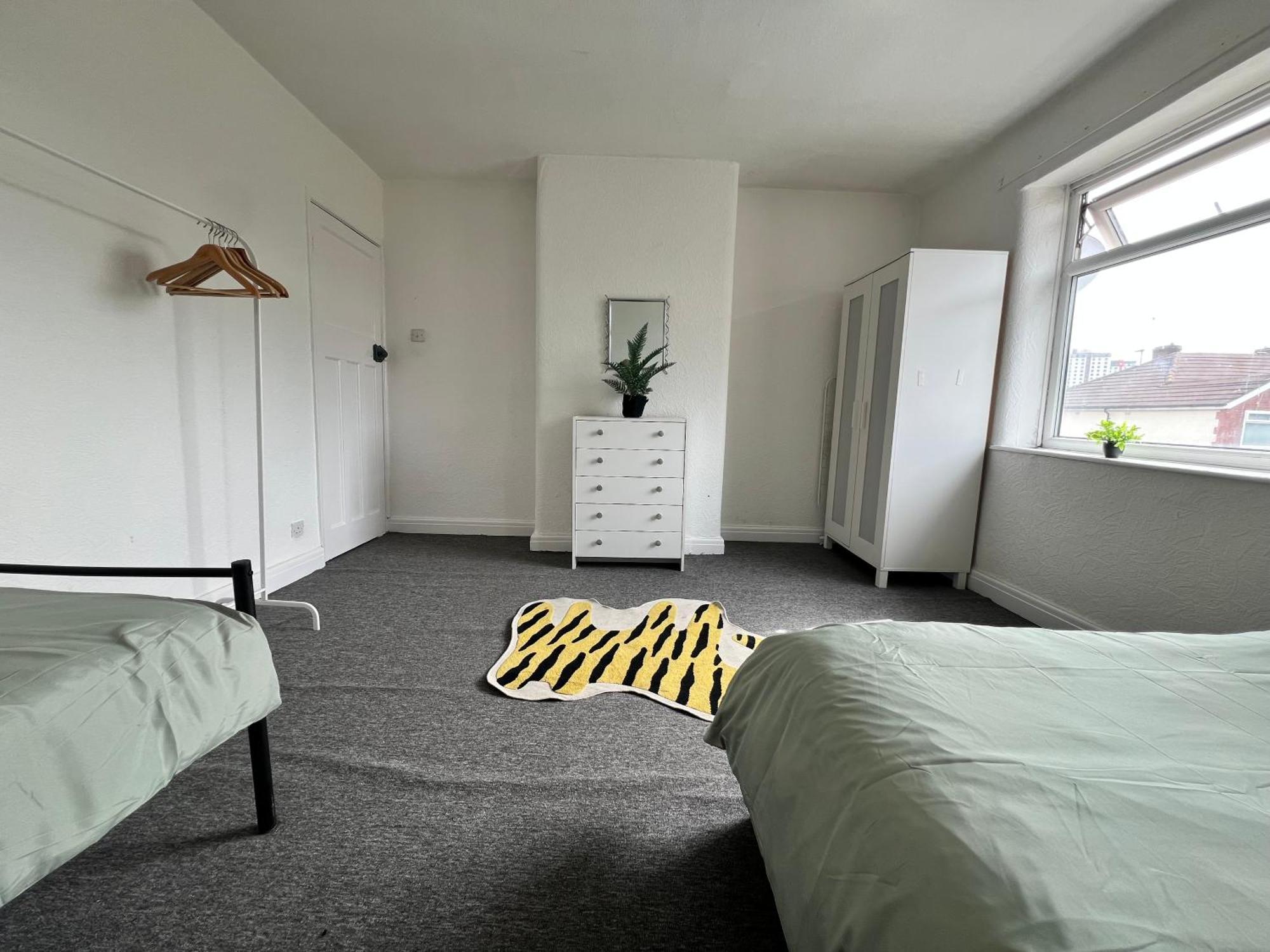 Spacious House Close To With Free Parking * Манчестер