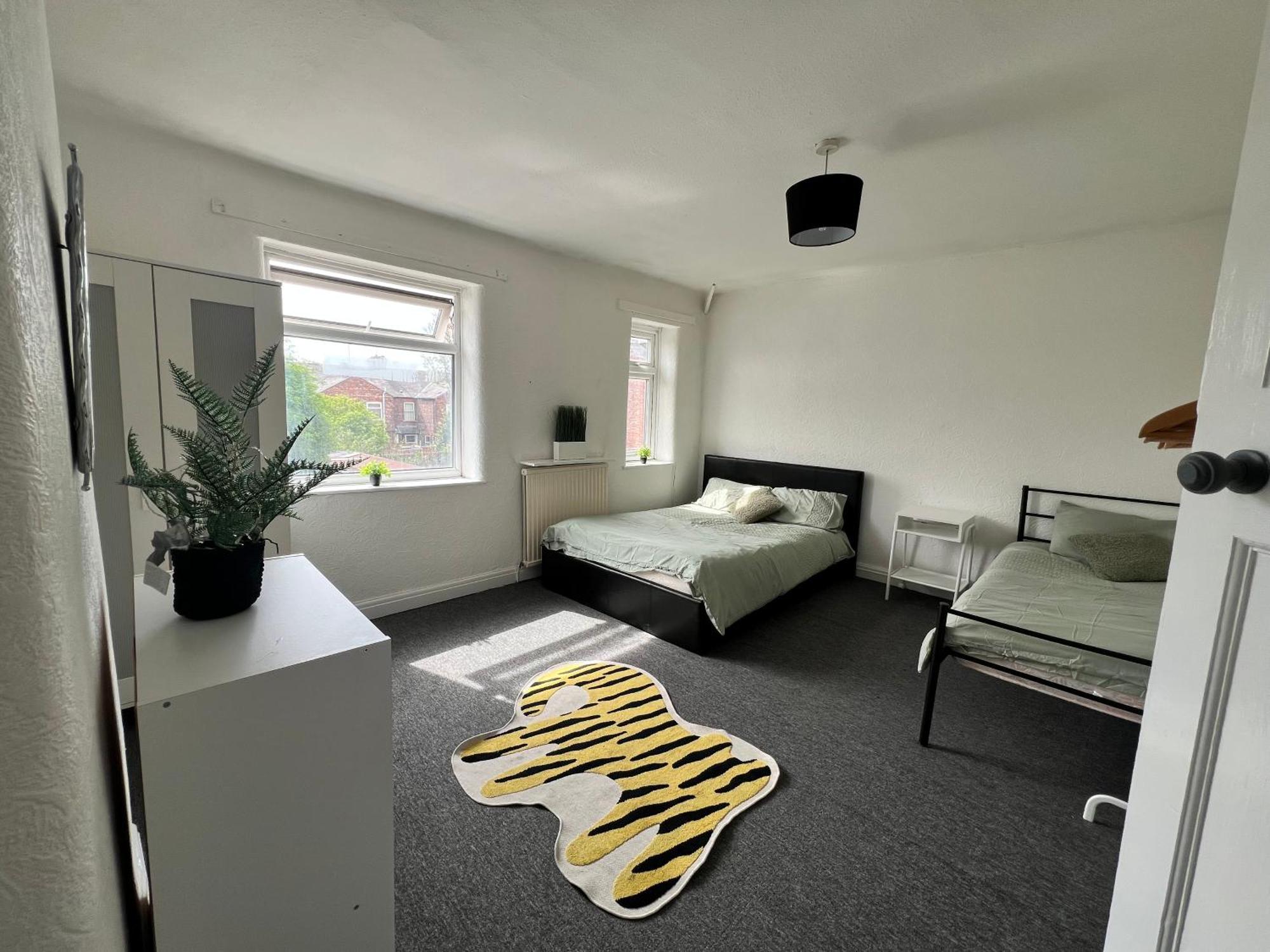 Spacious 3 Bed House Close To With Free Parking