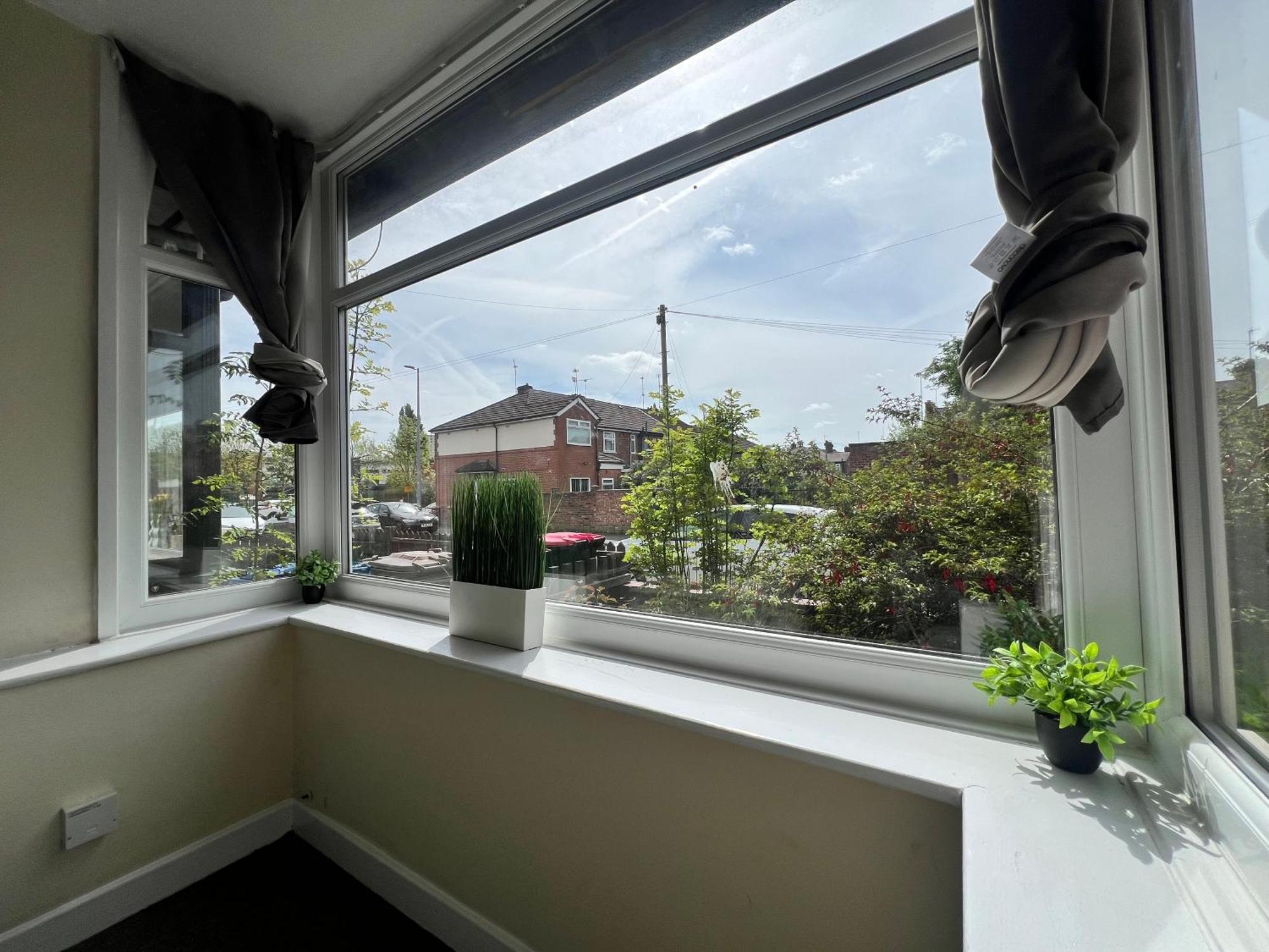 Spacious 3 Bed House Close To With Free Parking Holiday home