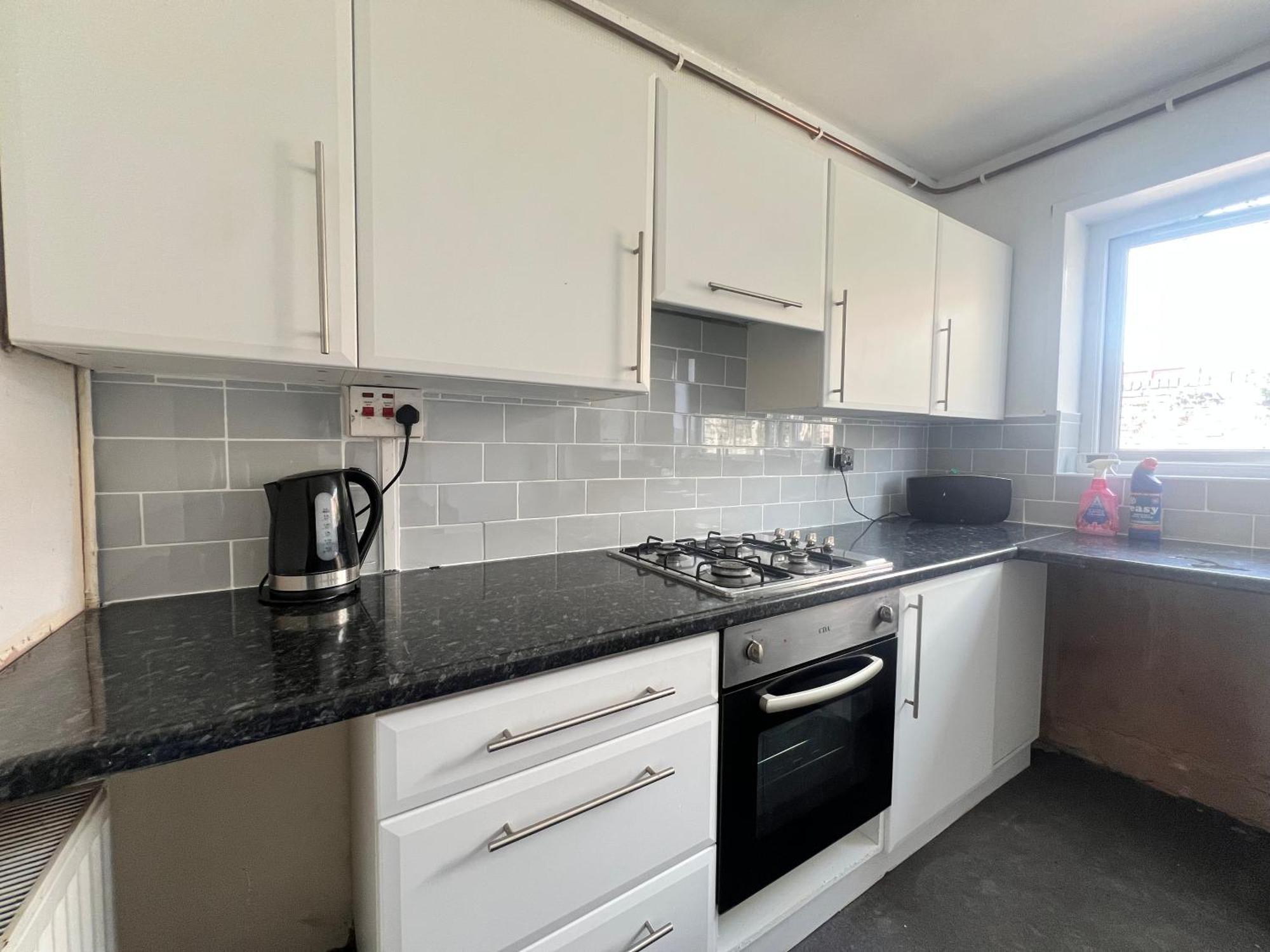 Spacious 3 Bed House Close To With Free Parking Holiday home *