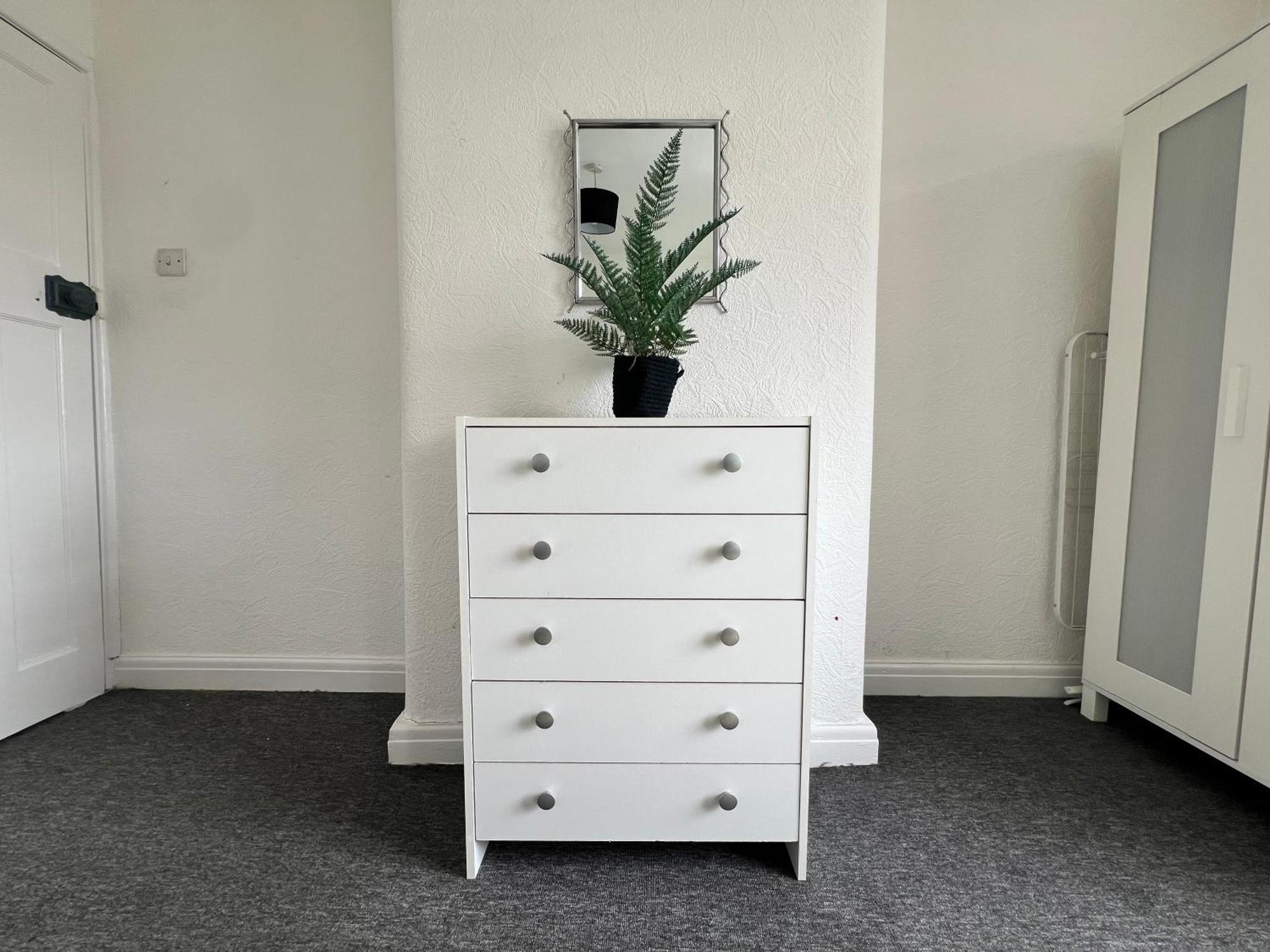 Spacious 3 Bed House Close To With Free Parking * Manchester