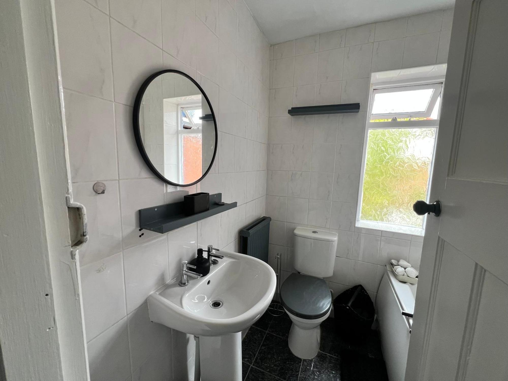 Spacious 3 Bed House Close To With Free Parking