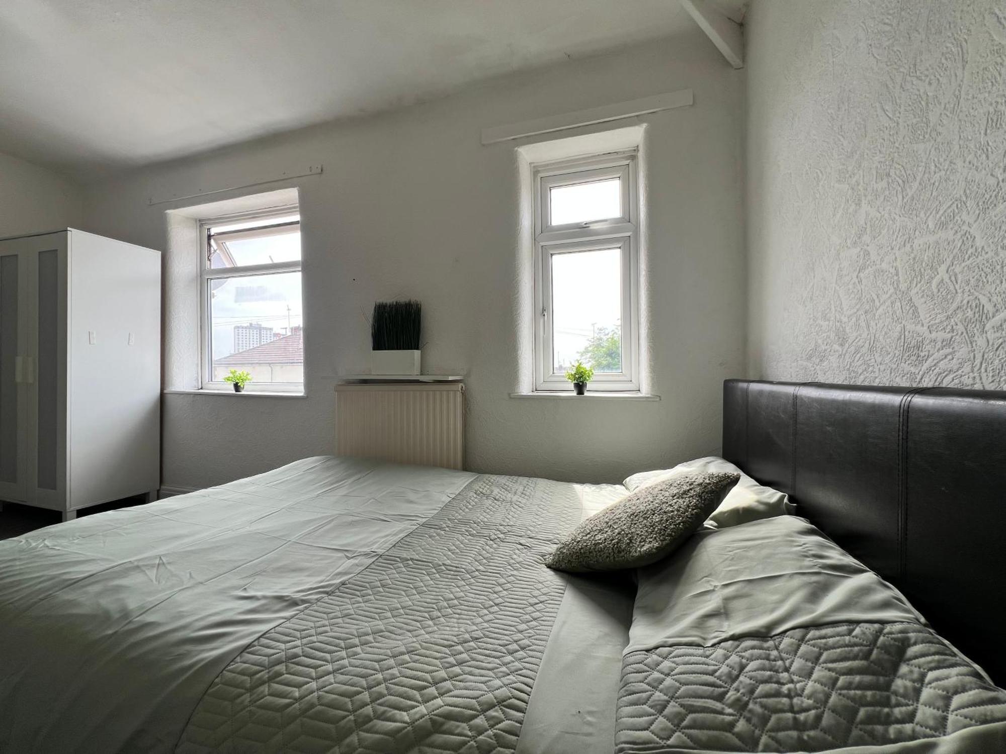Holiday home Spacious 3 Bed House Close To With Free Parking