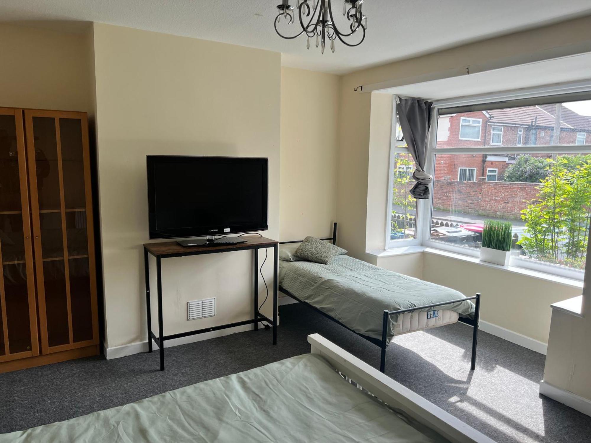 Spacious House Close To With Free Parking Манчестер