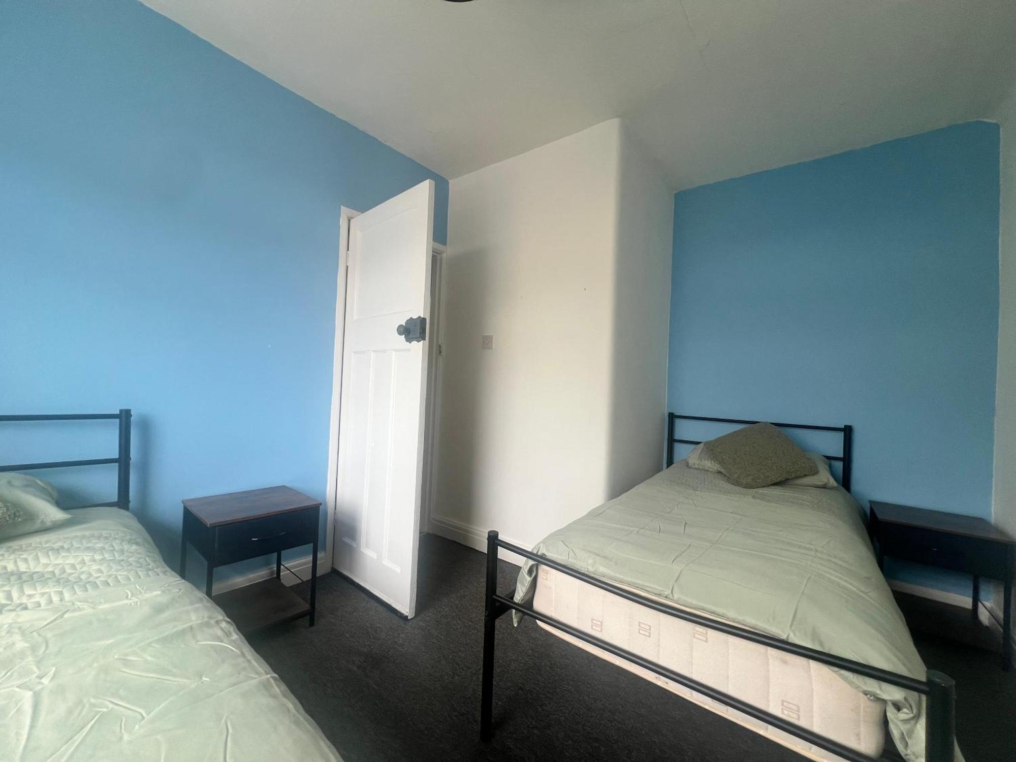 Spacious 3 Bed House Close To With Free Parking Manchester