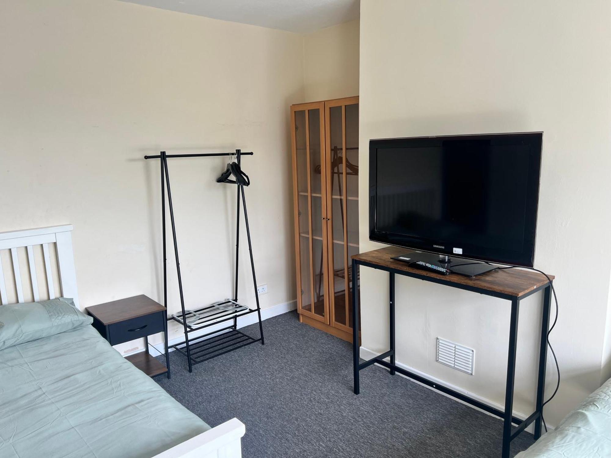 Spacious 3 Bed House Close To With Free Parking Holiday home Manchester