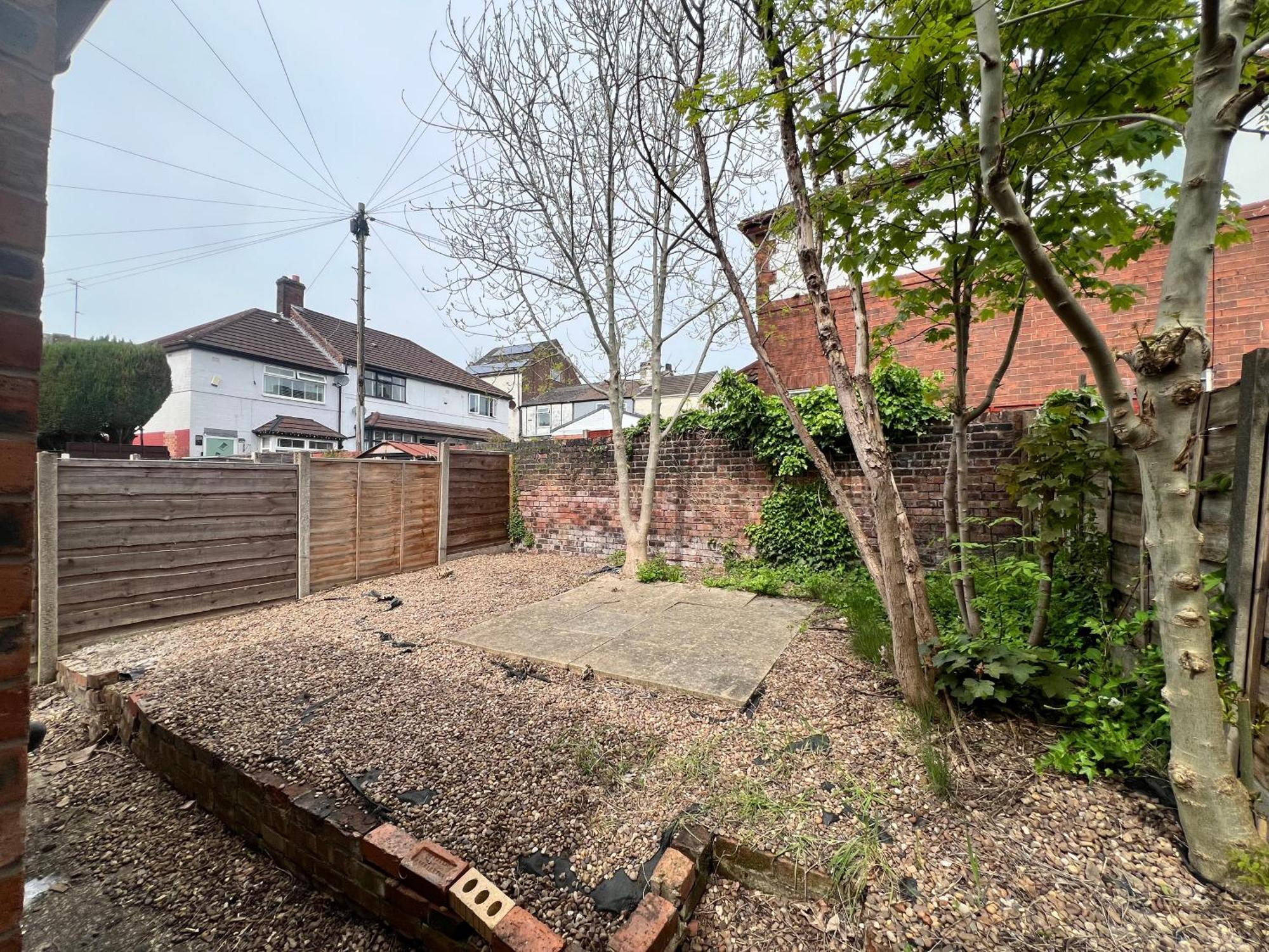 Spacious 3 Bed House Close To With Free Parking *