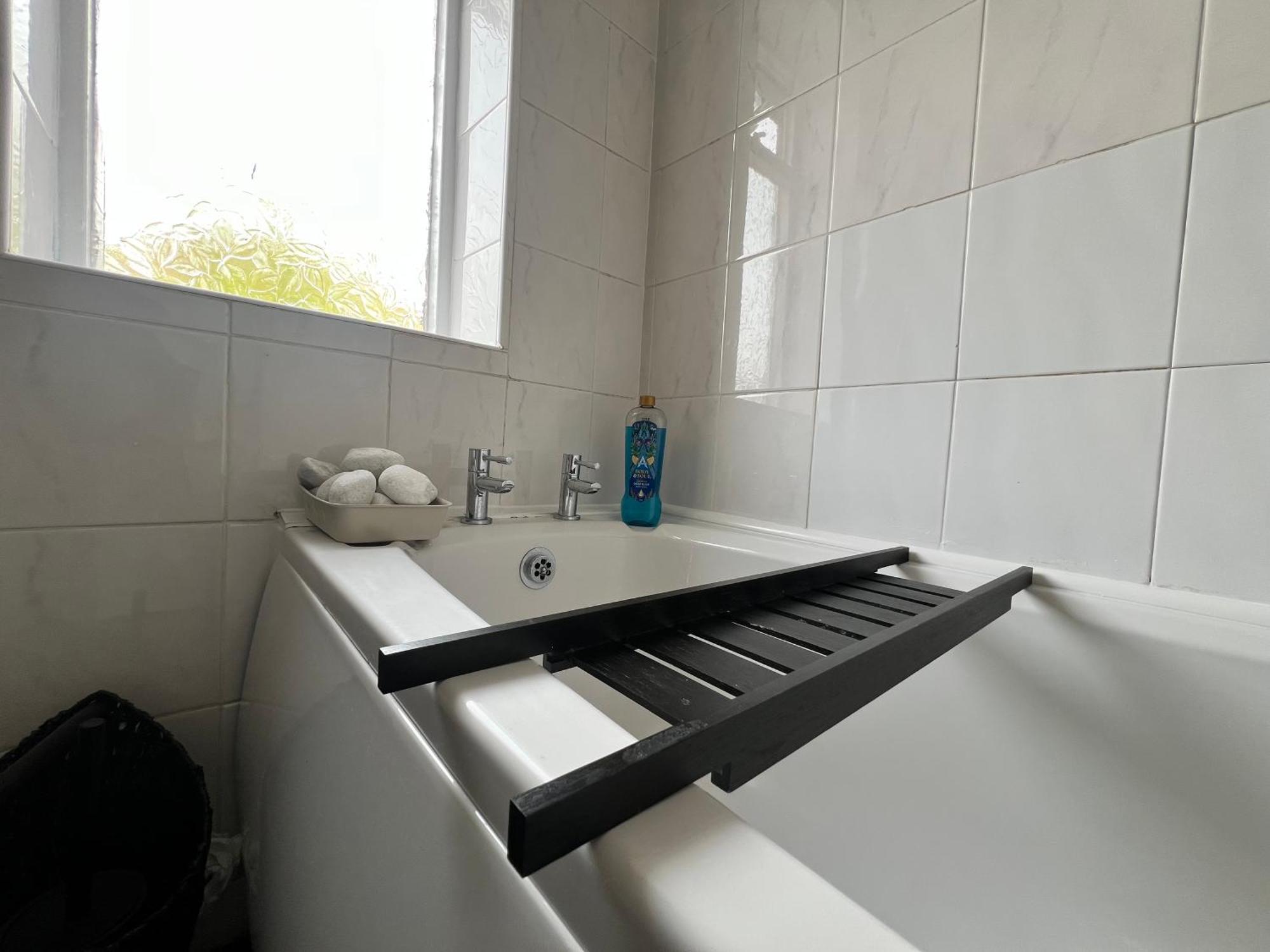 Spacious 3 Bed House Close To With Free Parking Holiday home