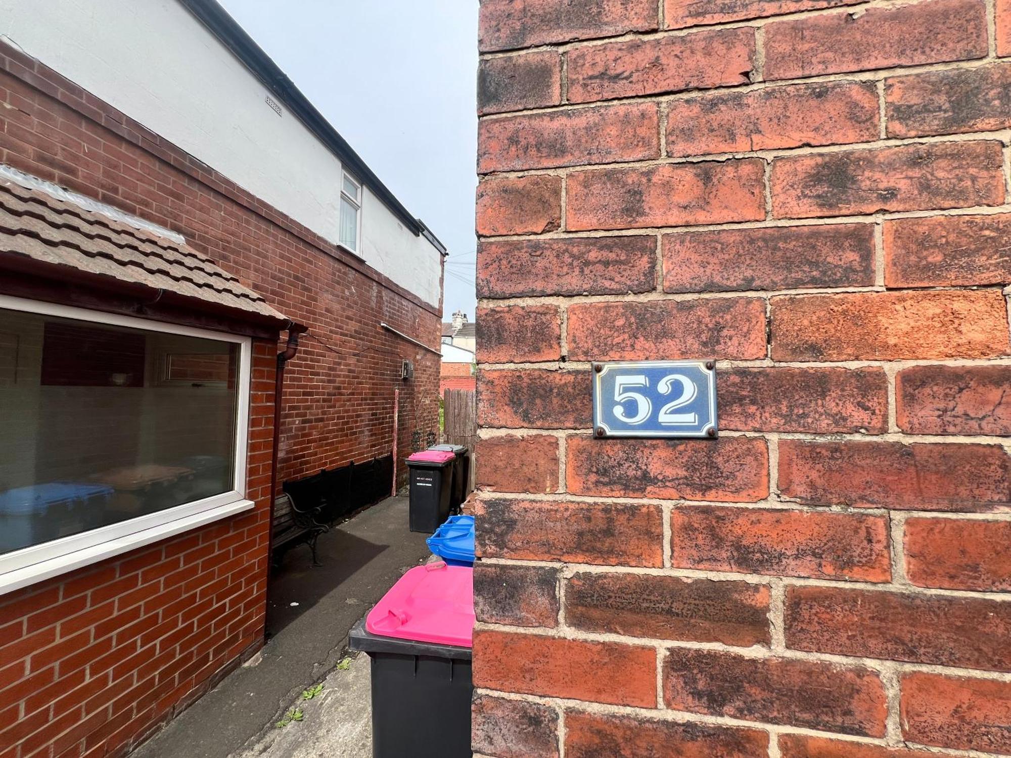 Spacious 3 Bed House Close To With Free Parking Holiday home *