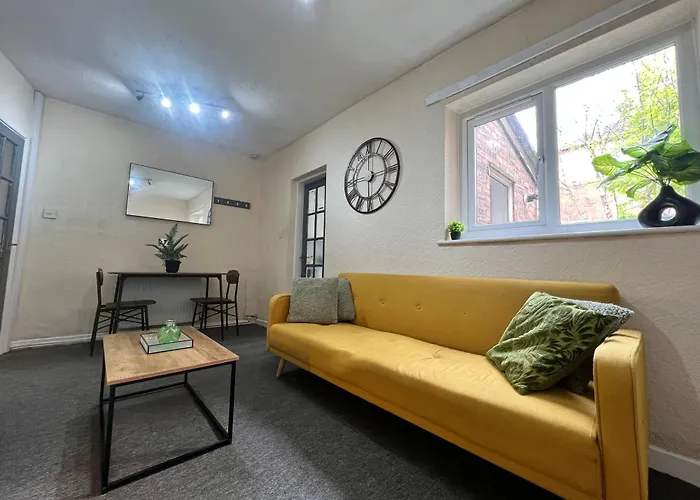 Spacious House Close To Central Manchester With Free Parking