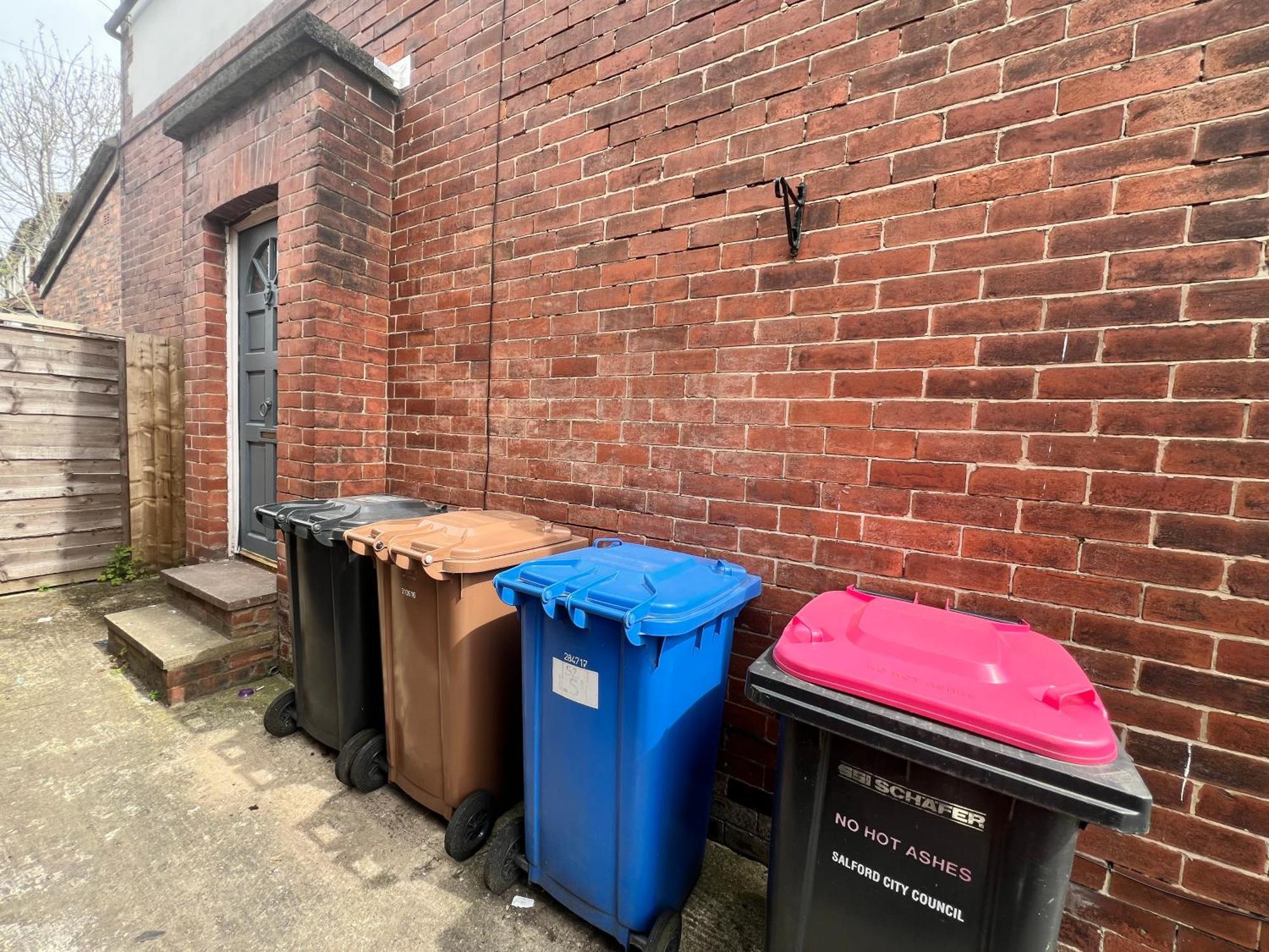 Spacious House Close To With Free Parking Ferienhaus