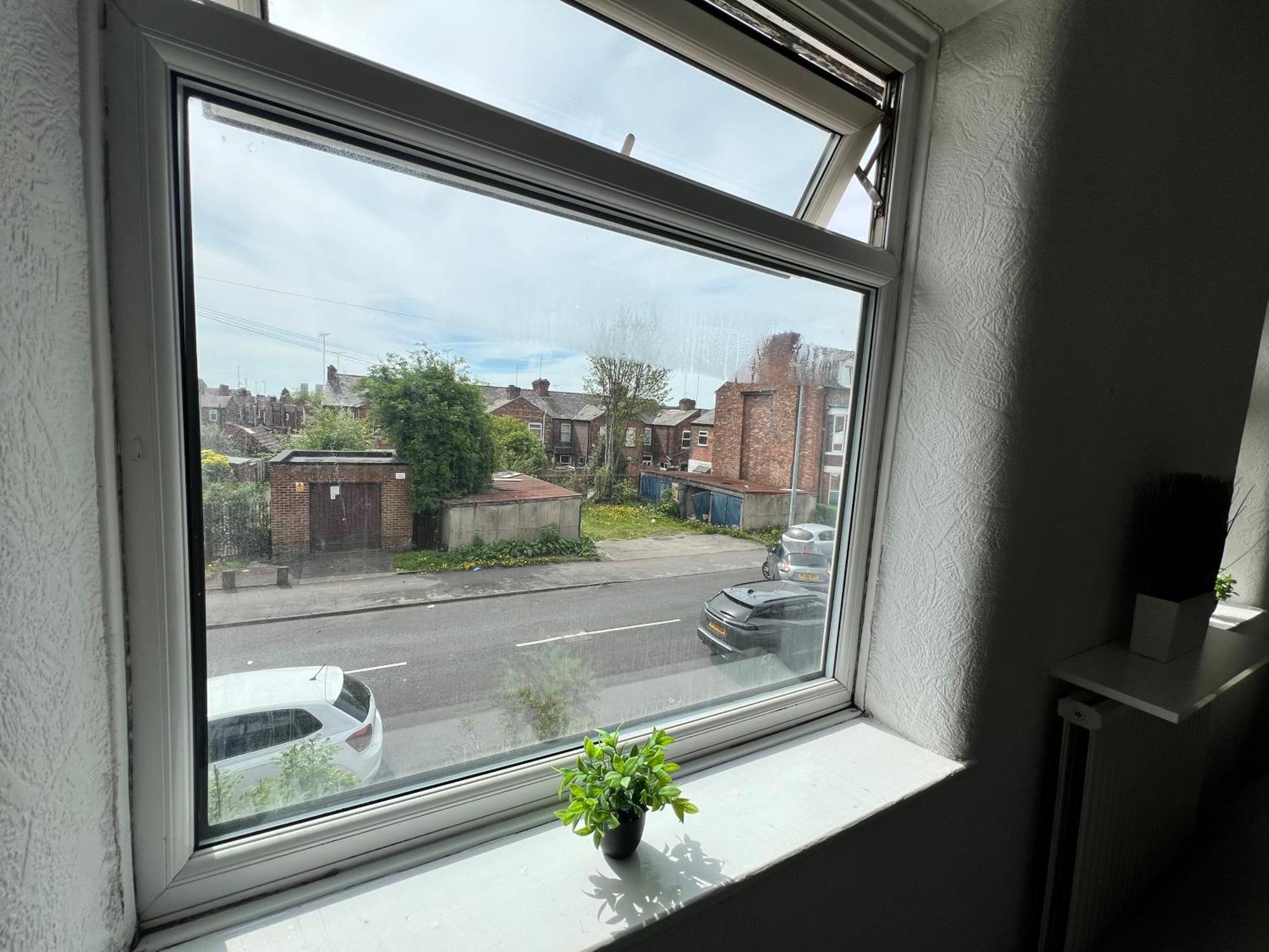 Spacious House Close To With Free Parking Ferienhaus