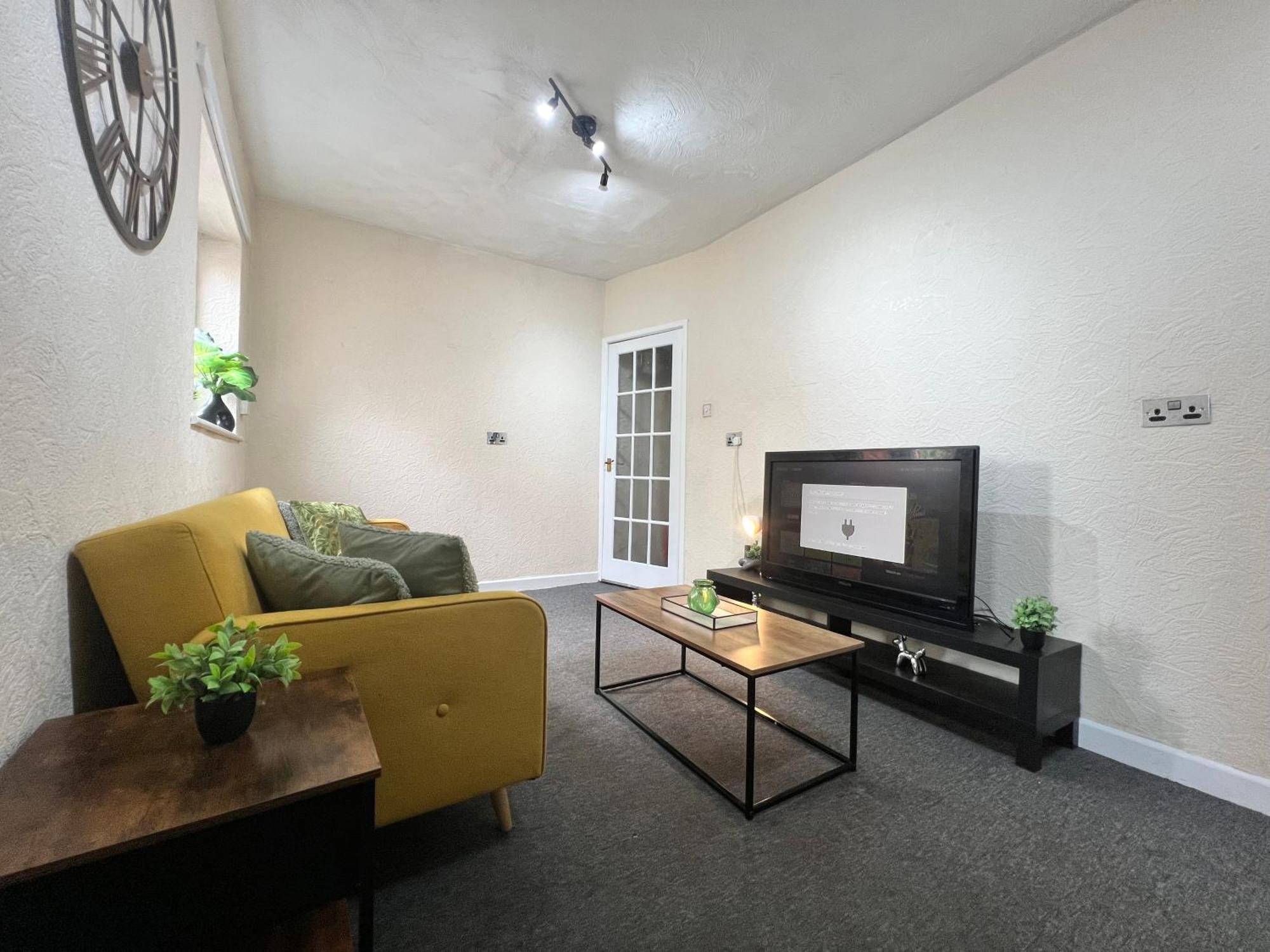 Spacious House Close To With Free Parking Ferienhaus *